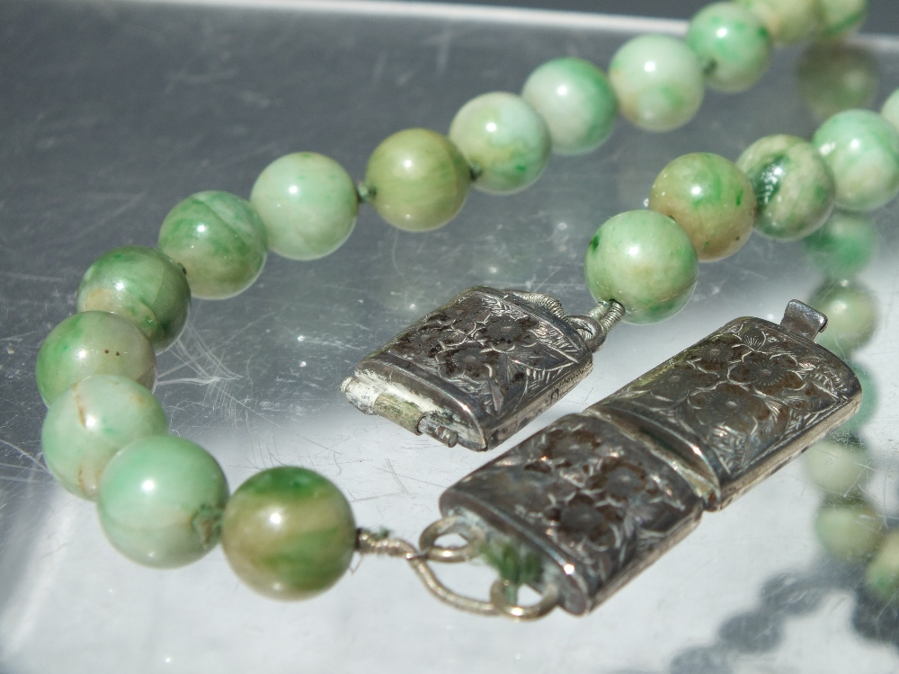 A VINTAGE SILVER AND JADEITE RING, together with a vintage jade type bead necklace having white - Image 3 of 5