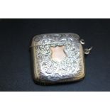 A HALLMARKED SILVER 'LEFT HANDED' VESTA CASE WITH 9 CARAT GOLD SHIELD CARTOUCHE - BIRMINGHAM 1912,