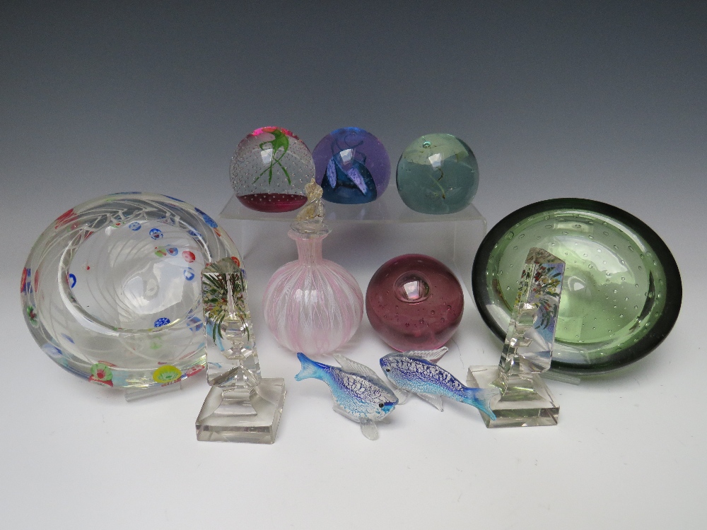 A COLLECTION OF STUDIO GLASS TO INCLUDE CAITHNESS PAPERWEIGHTS, a Whitefriars bubble inclusion green