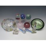A COLLECTION OF STUDIO GLASS TO INCLUDE CAITHNESS PAPERWEIGHTS, a Whitefriars bubble inclusion green