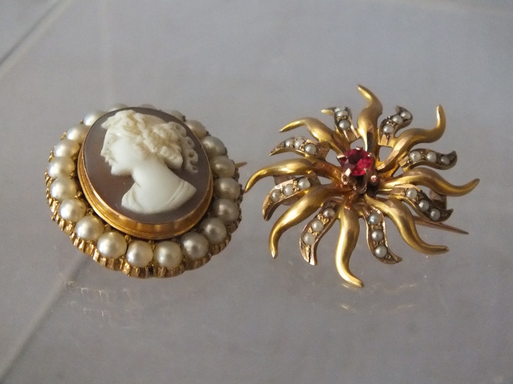 A VINTAGE SEED PEARL AND GEMSET SUNBURST GOLD BROOCH, indistinct carat mark to clasp, W 4 cm,