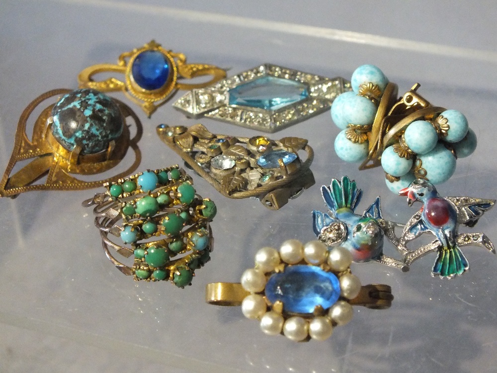 A COLLECTION OF VINTAGE COSTUME JEWELLERY, comprising brooches, earrings, bracelets and bead - Image 5 of 6