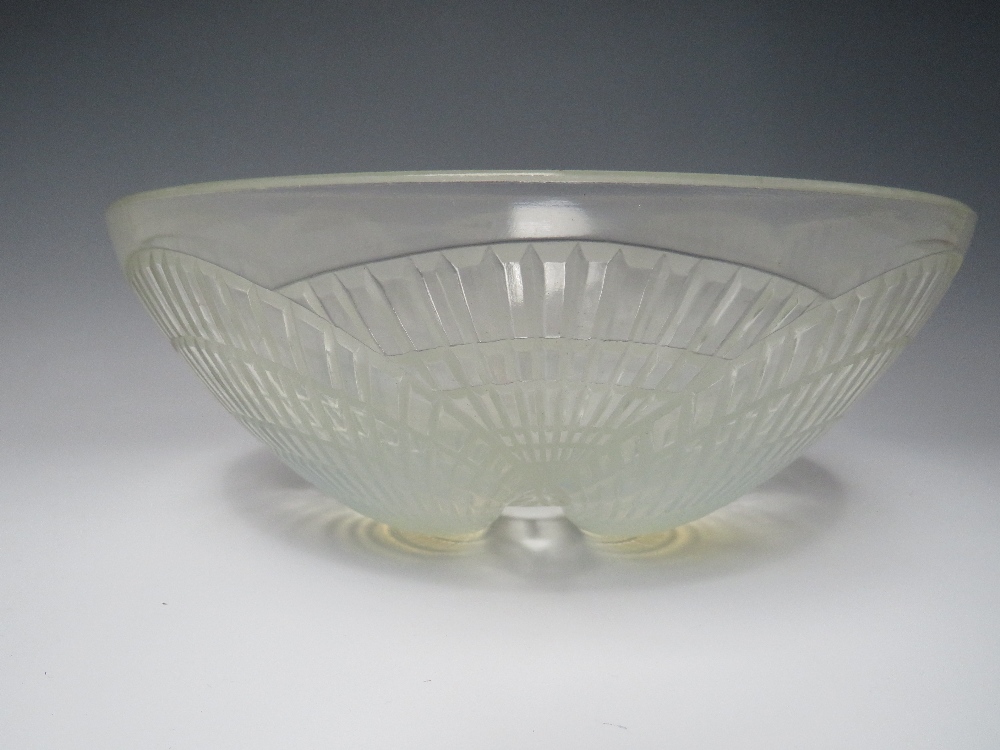 RENÉ LALIQUE (1860-1945). AN EARLY 20TH CENTURY COQUILLES PATTERN OPALESCENT GLASS BOWL, impressed - Image 4 of 5