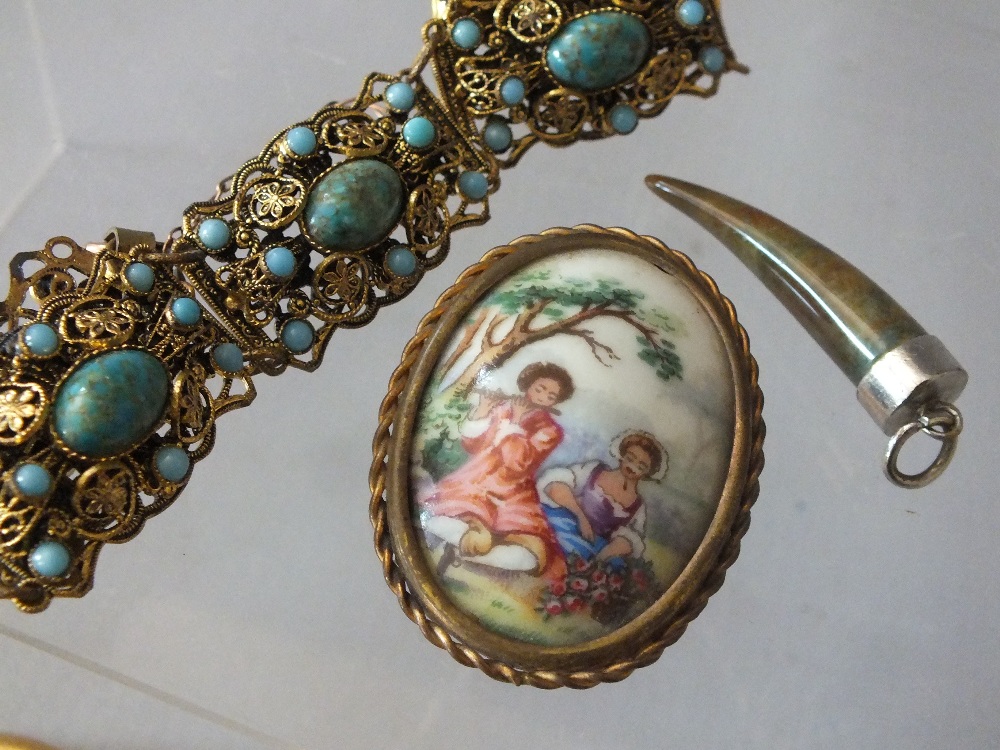 A COLLECTION OF LATE 20TH CENTURY GOLD TONE, DIAMANTE AND ENAMEL JEWELLERY ITEMS, comprising - Image 5 of 6