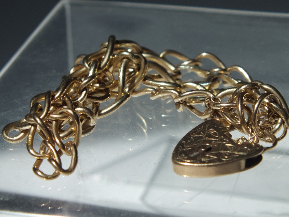 A HALLMARKED 9CT GOLD DOUBLE ROW CHAIN LINK STYLE BRACELET, with engraved heart clasp and safety - Image 4 of 4