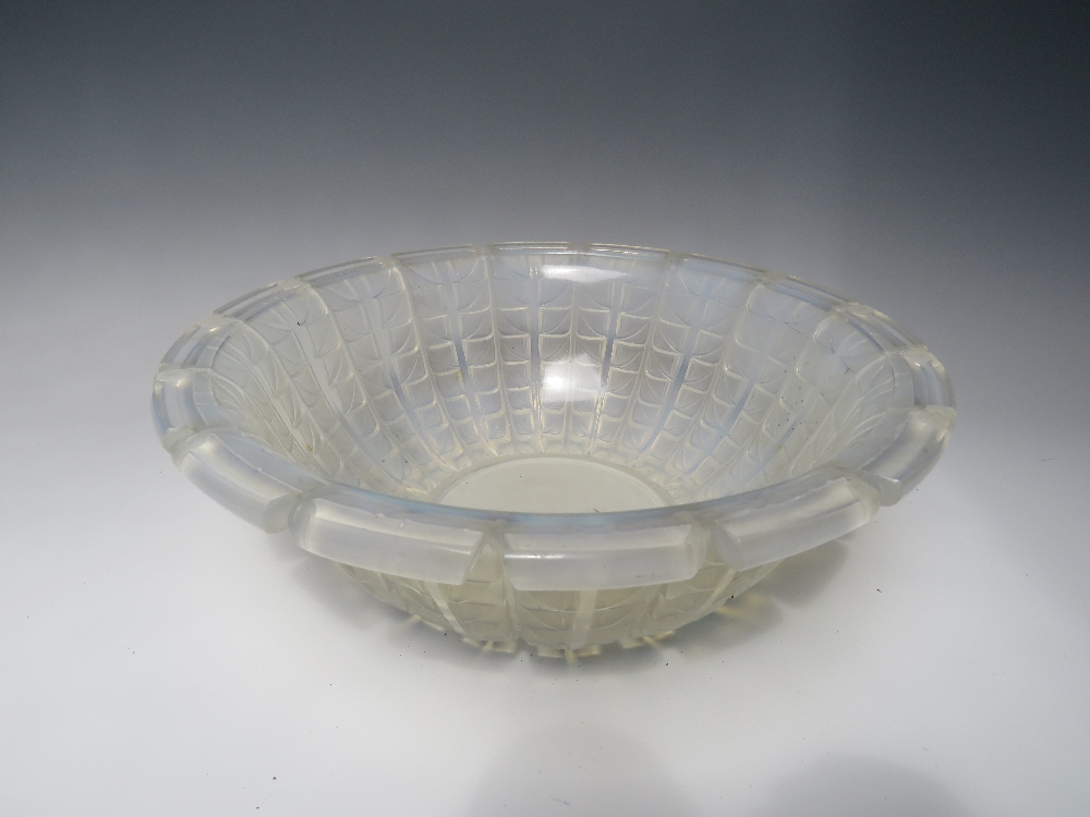 RENÉ LALIQUE (1860-1945). AN EARLY 20TH CENTURY ACACIA PATTERN OPALESCENT FROSTED GLASS BOWL, - Image 2 of 5