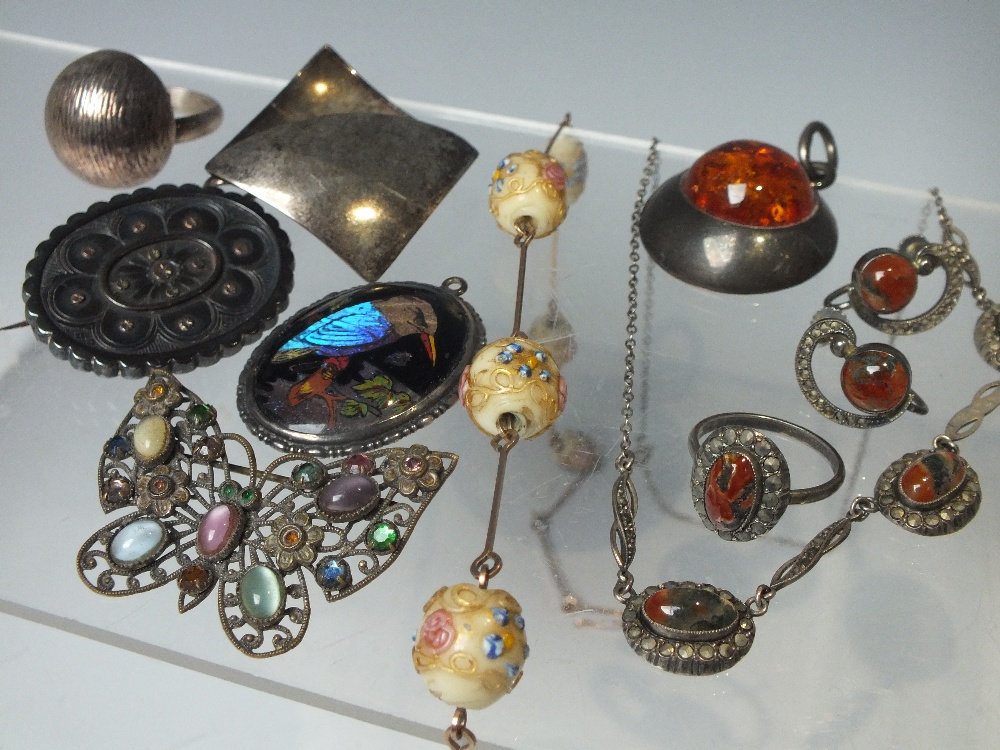 A COLLECTION OF VINTAGE AND MODERN SILVER AND WHITE METAL JEWELLERY, to include a white metal moss