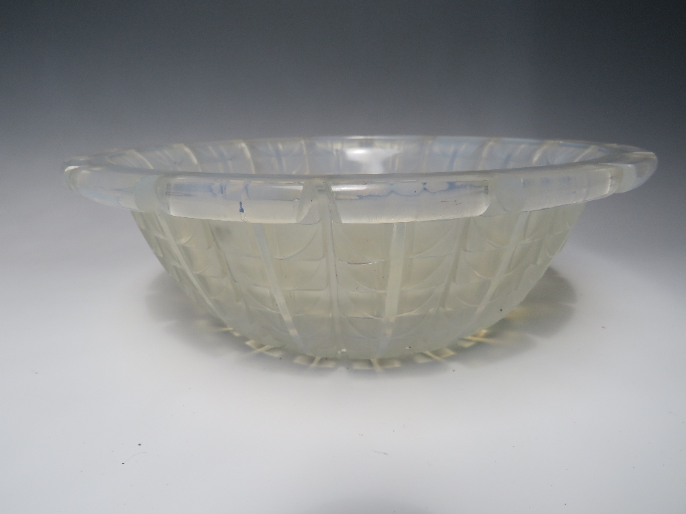 RENÉ LALIQUE (1860-1945). AN EARLY 20TH CENTURY ACACIA PATTERN OPALESCENT FROSTED GLASS BOWL, - Image 3 of 5