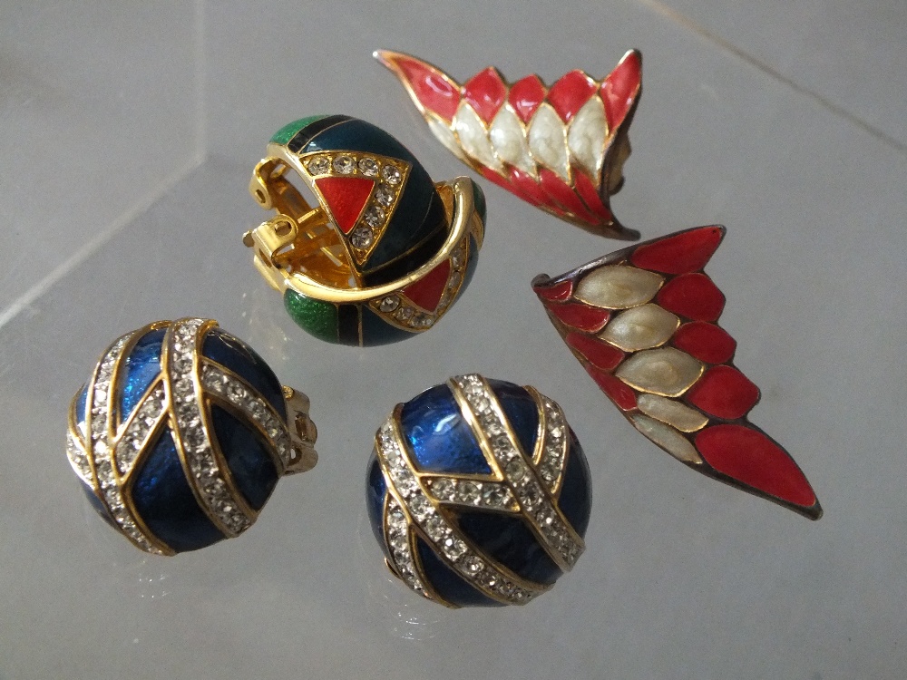 A COLLECTION OF LATE 20TH CENTURY GOLD TONE, DIAMANTE AND ENAMEL JEWELLERY ITEMS, comprising - Image 6 of 6