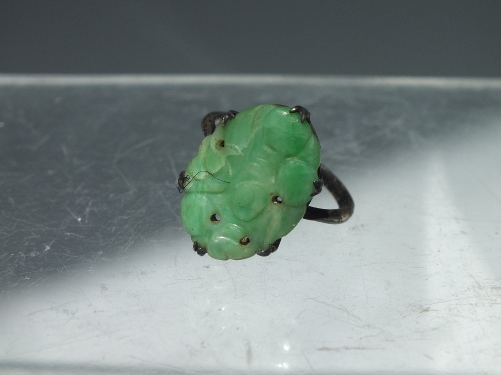 A VINTAGE SILVER AND JADEITE RING, together with a vintage jade type bead necklace having white - Image 2 of 5