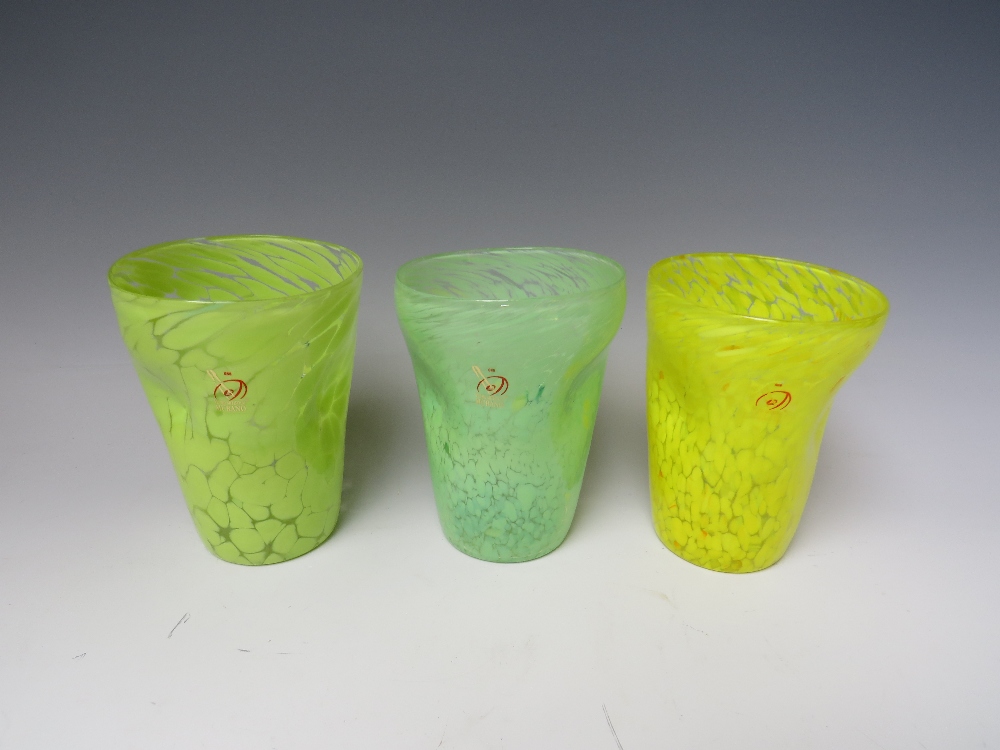 A SET OF THREE VENETIAN MURANO DRINKING GLASSES, comprising three freeform tumblers, finished in - Image 5 of 6