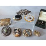A COLLECTION OF VINTAGE BROOCHES, various periods, to include an Art Deco scarab filigree brooch, an