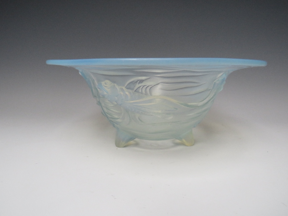 A JOBLING ART DECO OPALINE PRESSED GLASS 'FISH PATTERN' BOWL, rim Dia. 27.5 cm, H 11 cm - Image 2 of 7