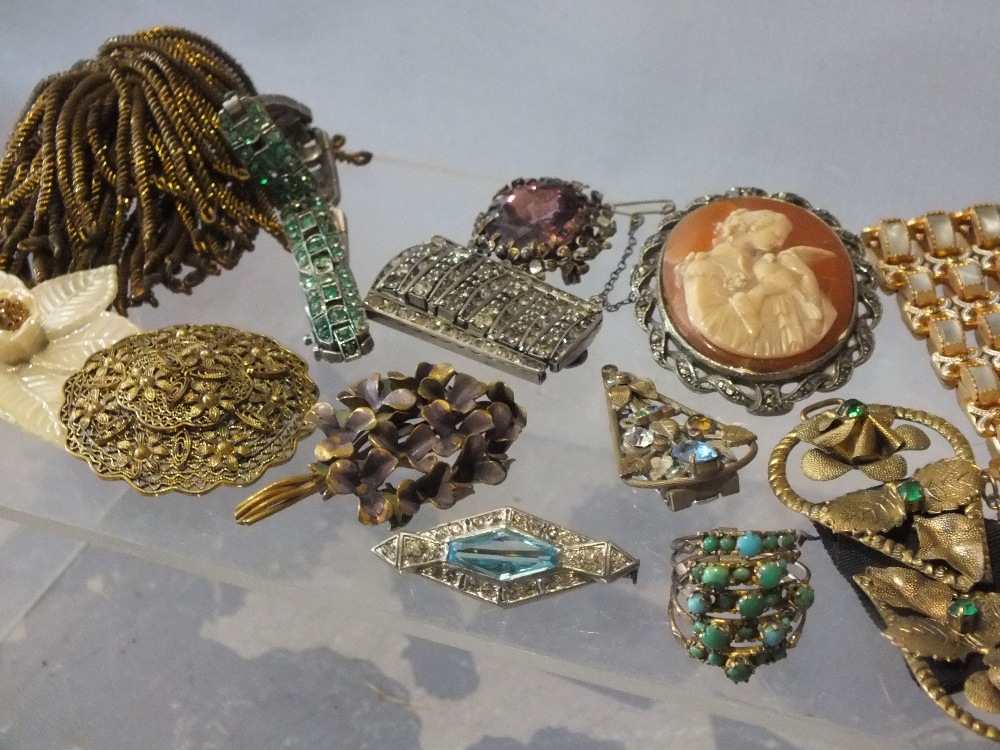 A COLLECTION OF VINTAGE COSTUME JEWELLERY, comprising brooches, earrings, bracelets and bead