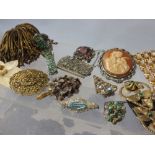 A COLLECTION OF VINTAGE COSTUME JEWELLERY, comprising brooches, earrings, bracelets and bead