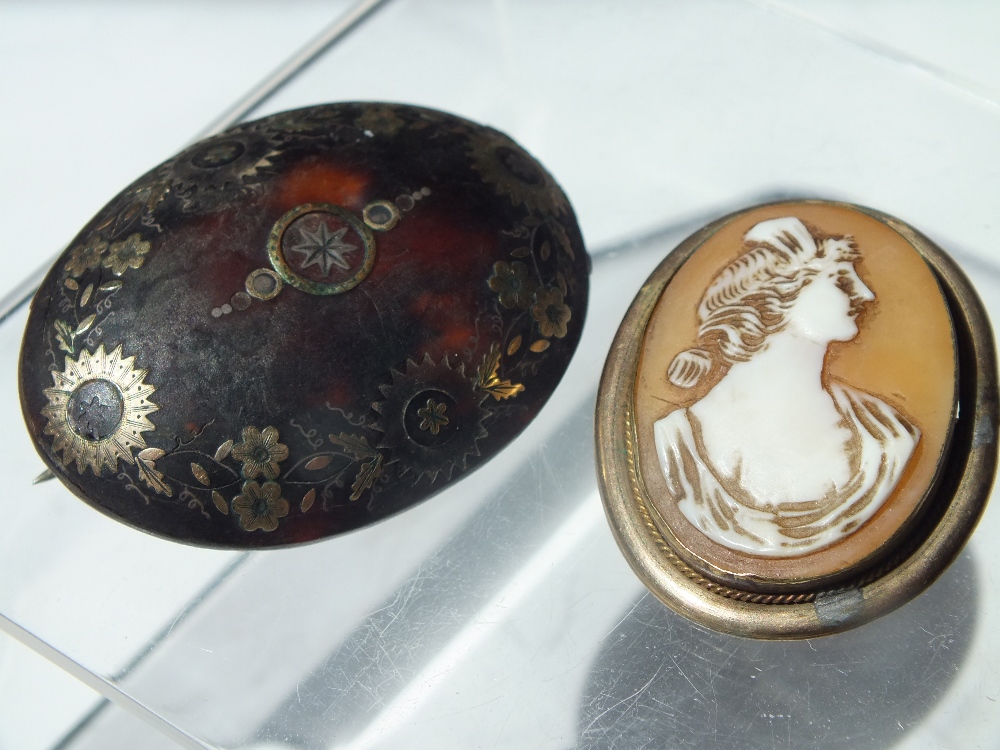 A COLLECTION OF ANTIQUE / VINTAGE BROOCHES, to include a Victorian tortoiseshell and gold inlaid - Image 3 of 4