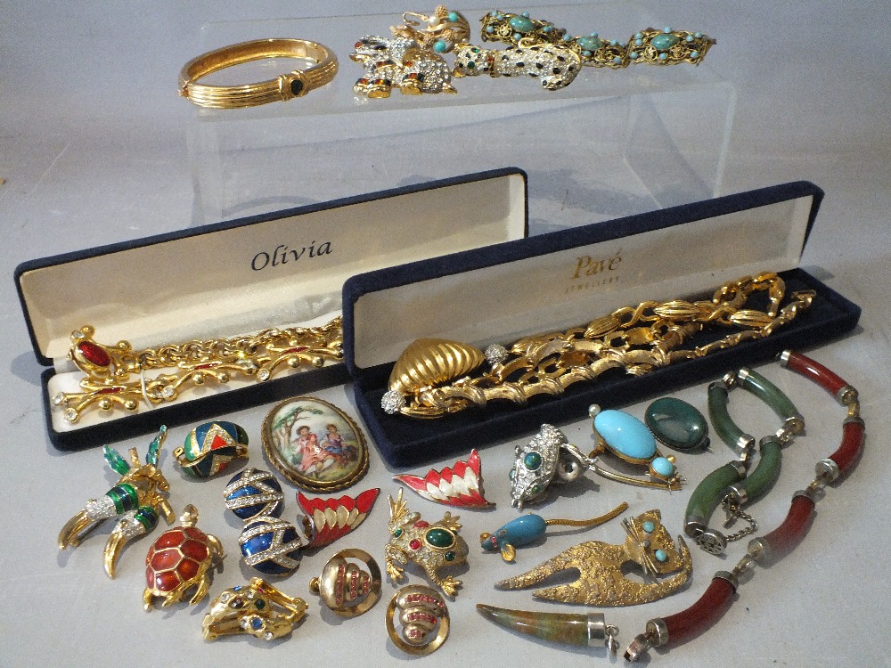 A COLLECTION OF LATE 20TH CENTURY GOLD TONE, DIAMANTE AND ENAMEL JEWELLERY ITEMS, comprising