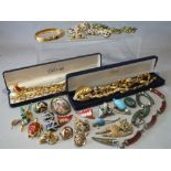 A COLLECTION OF LATE 20TH CENTURY GOLD TONE, DIAMANTE AND ENAMEL JEWELLERY ITEMS, comprising