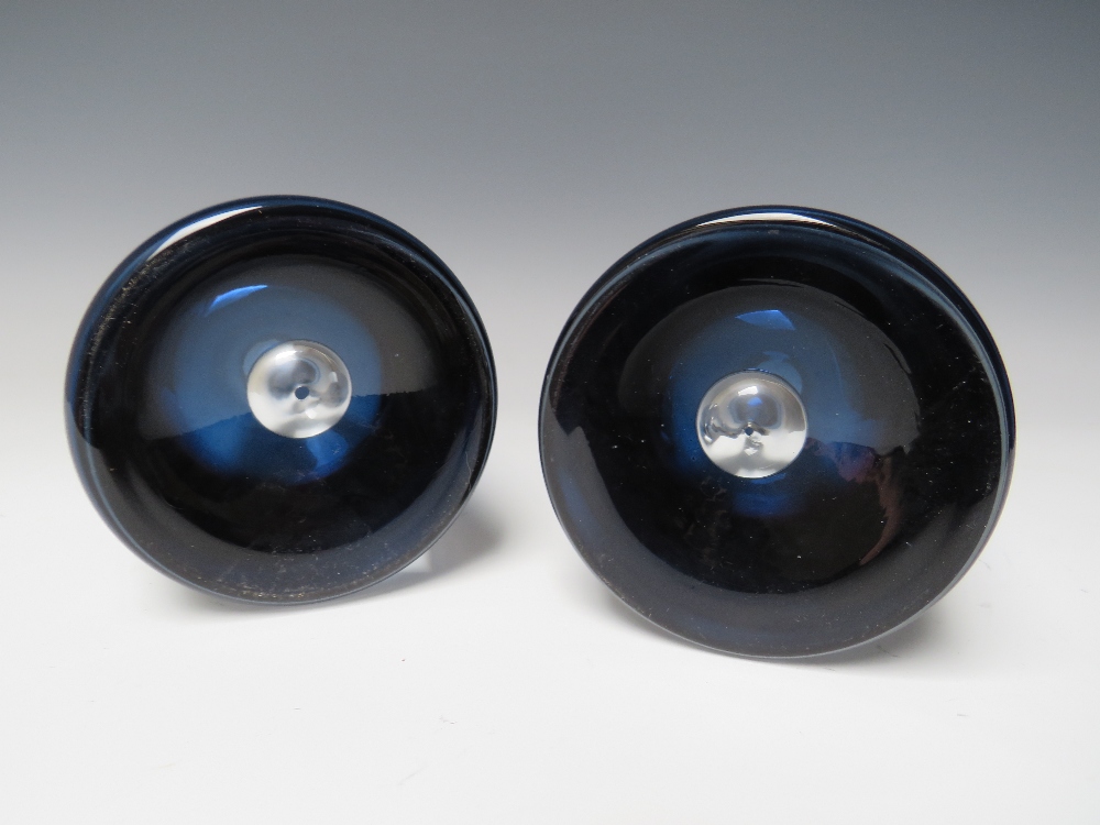 A PAIR OF FINNISH BLUE AND CLEAR BLOWN BUBBLE BASE STUDIO GLASS VASES, of tapered cylindrical - Image 5 of 5