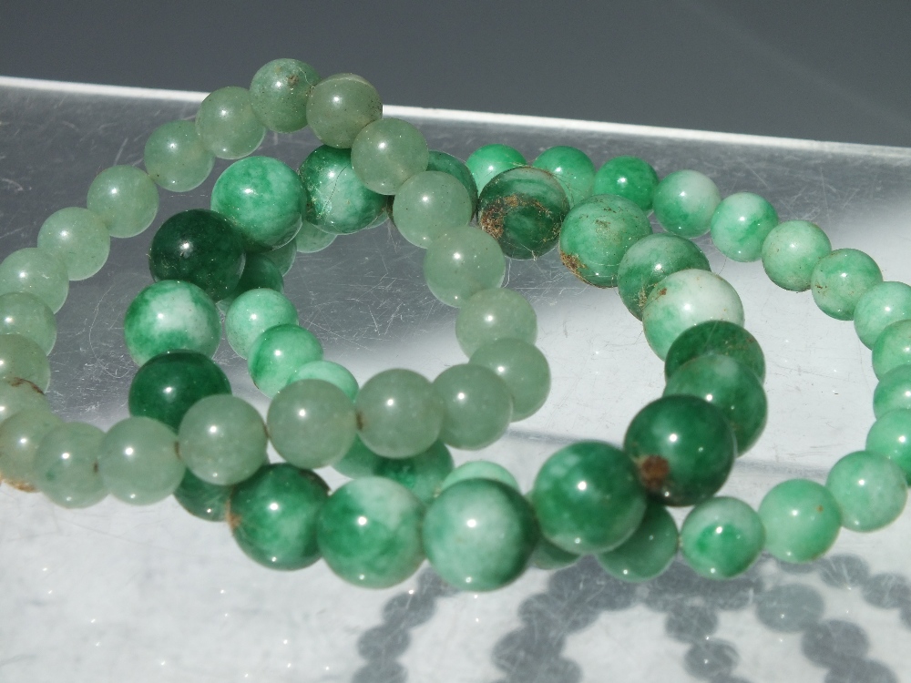 A VINTAGE SILVER AND JADEITE RING, together with a vintage jade type bead necklace having white - Image 4 of 5