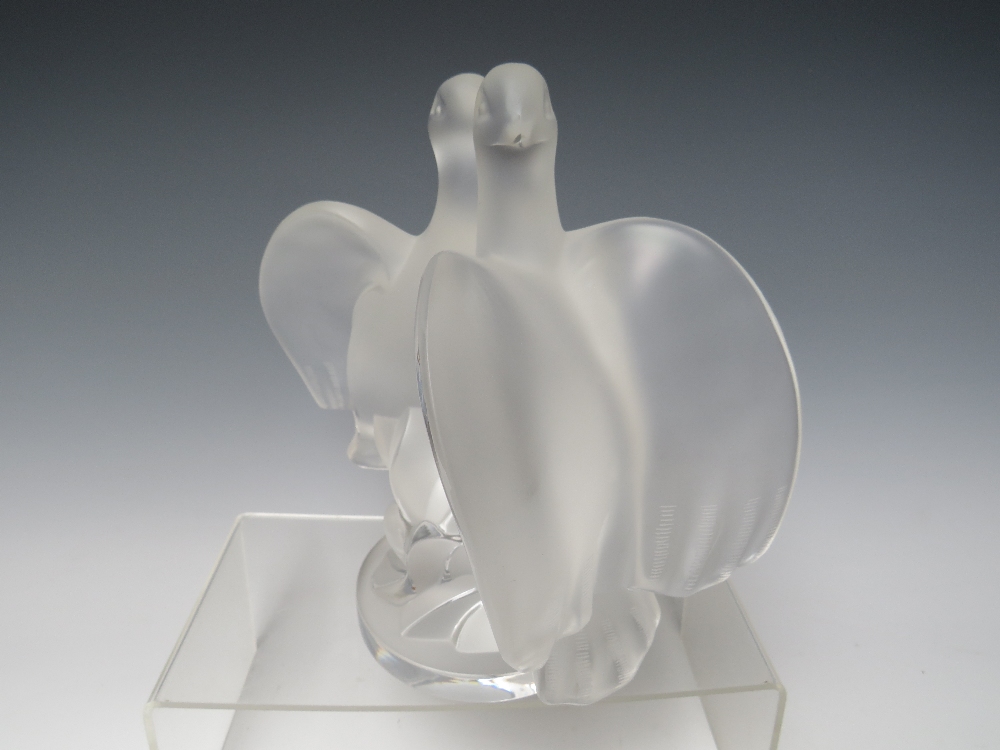 RENÉ LALIQUE (1860-1945). CRYSTAL FROSTED GLASS ARIANE DOVES FIGURINE, model 11638, engraved marks - Image 2 of 5