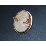 A HALLMARKED 9 CARAT GOLD MOUNTED CAMEO BROOCH, H 4.25 cm