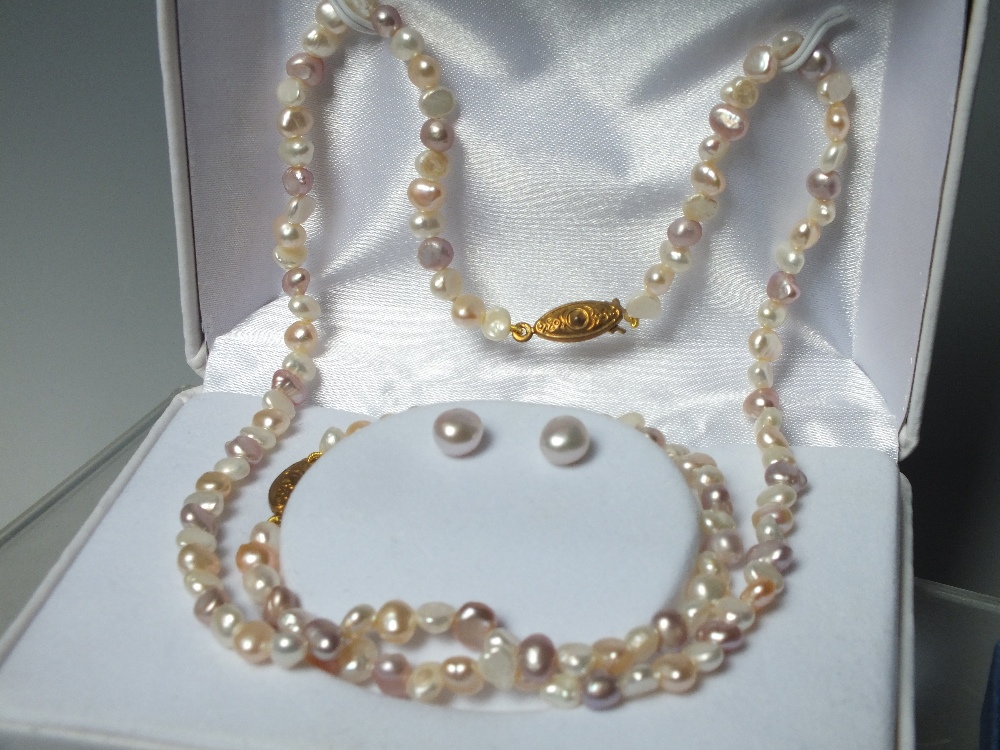 AN HONORA FRESHWATER PEARL THREE PIECE JEWELLERY SET, together with an Honora freshwater pearl - Image 3 of 3