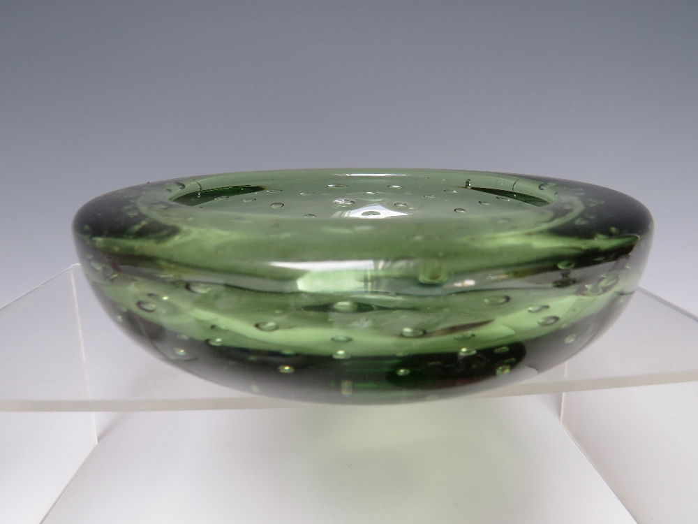 A COLLECTION OF STUDIO GLASS TO INCLUDE CAITHNESS PAPERWEIGHTS, a Whitefriars bubble inclusion green - Image 7 of 7