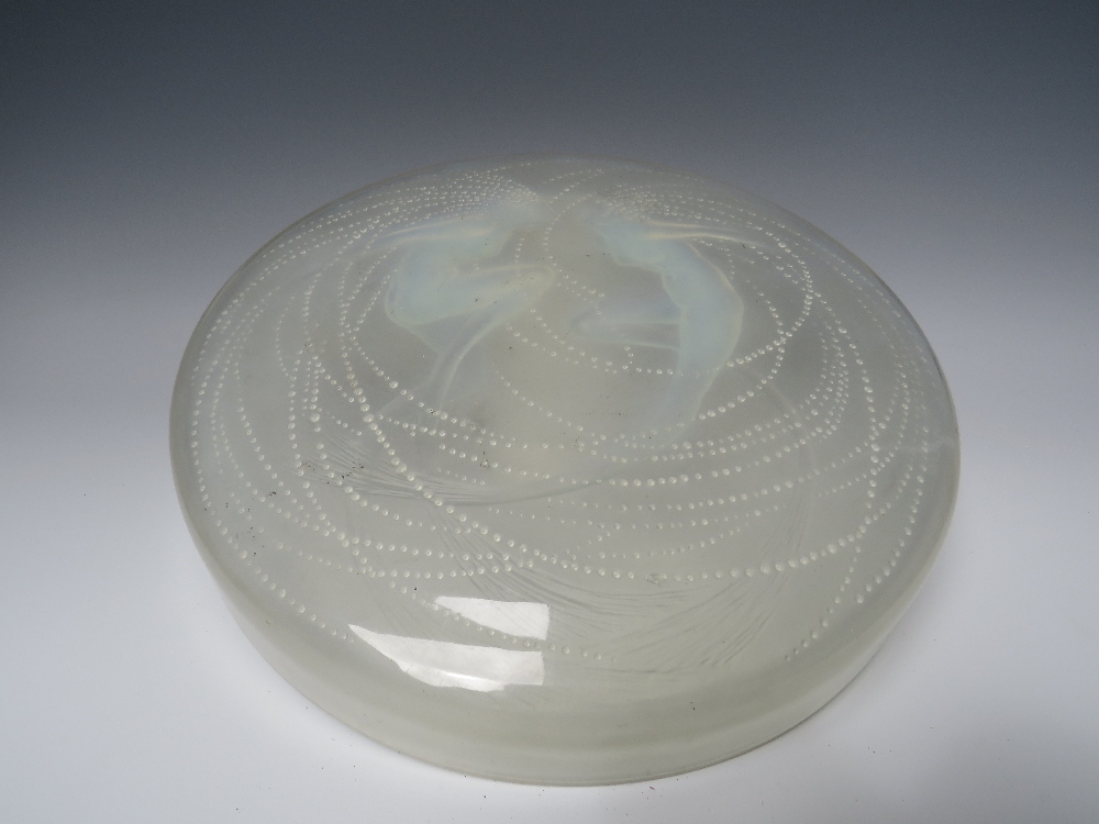 RENÉ LALIQUE (1860-1945). AN EARLY 20TH CENTURY DEUX SIRENES PATTERN OPALESCENT GLASS POWDER BOX