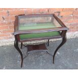 AN EDWARDIAN MAHOGANY INLAID SMALL BIJOUTERIE TABLE, having a hinged lid above a velvet lined