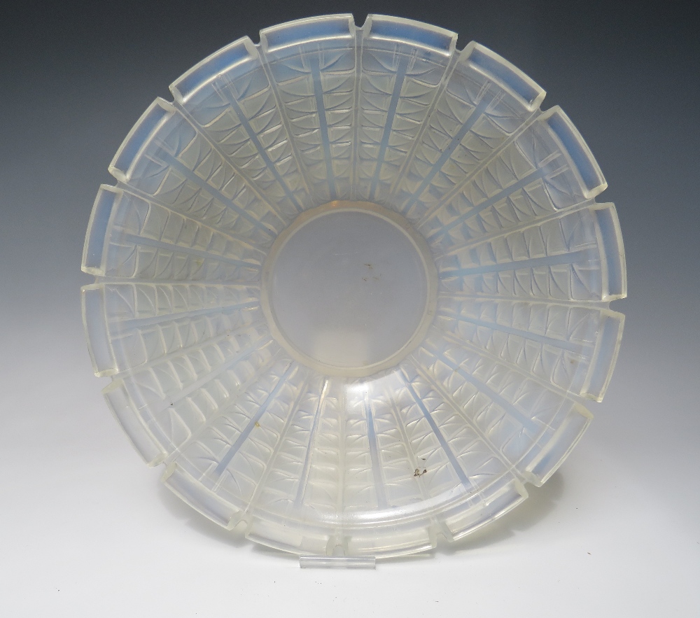 RENÉ LALIQUE (1860-1945). AN EARLY 20TH CENTURY ACACIA PATTERN OPALESCENT FROSTED GLASS BOWL,