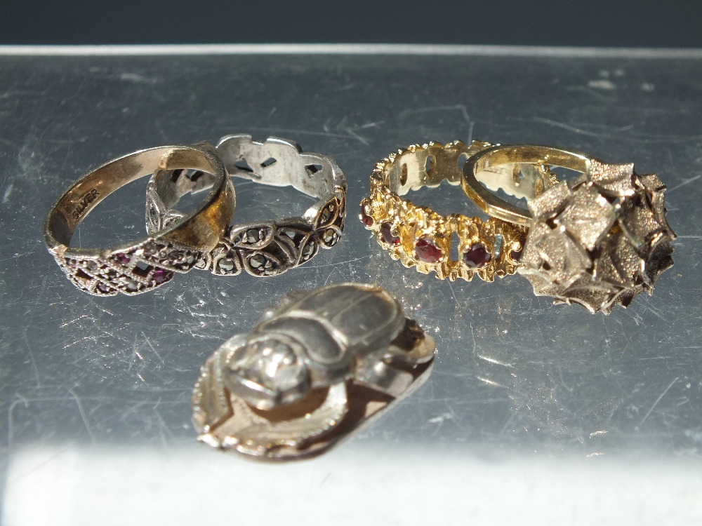 A COLLECTION OF VINTAGE AND SILVER COSTUME JEWELLERY, to include a selection of silver brooches, two - Image 6 of 7