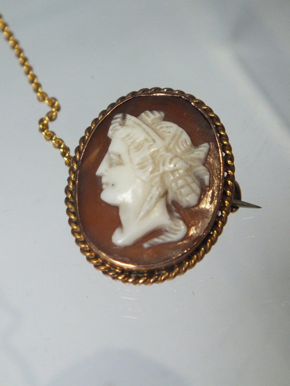 A SMALL 9CT GOLD CAMEO BROOCH, H 2.4 cm, together with a vintage seed pearl and gemset yellow - Image 2 of 4