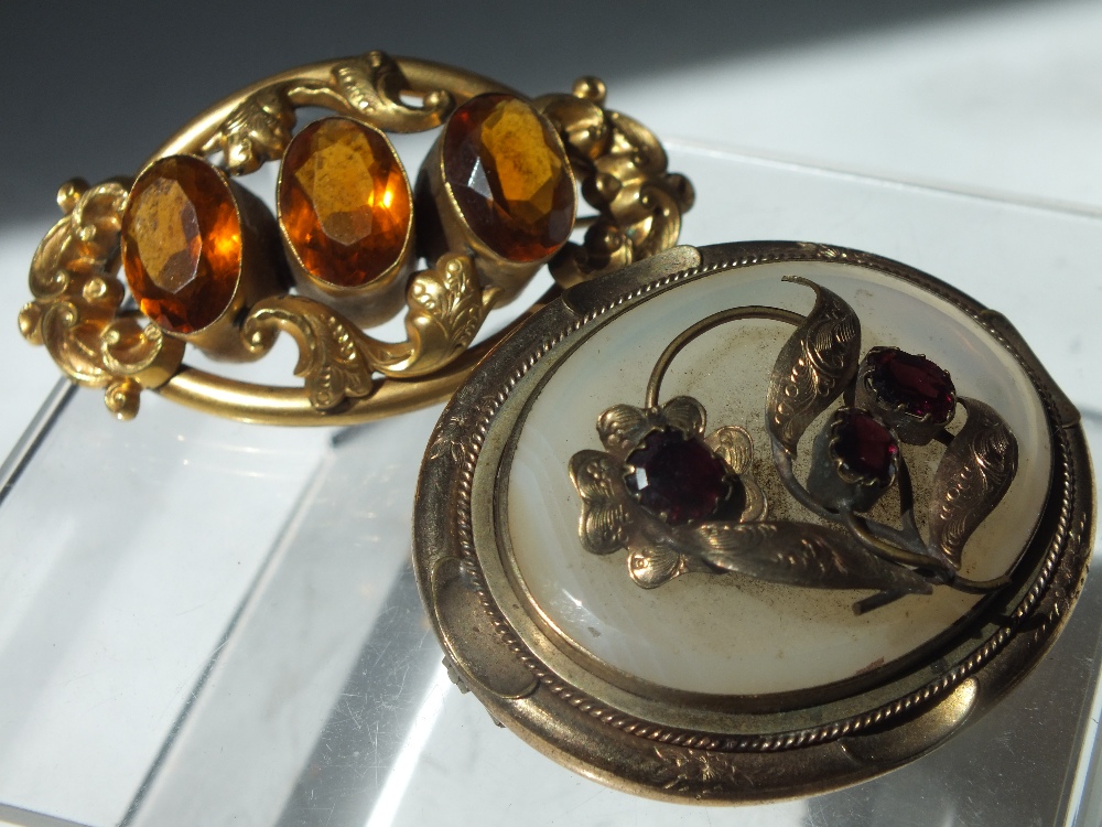 A COLLECTION OF ANTIQUE / VINTAGE BROOCHES, to include a Victorian tortoiseshell and gold inlaid - Image 2 of 4