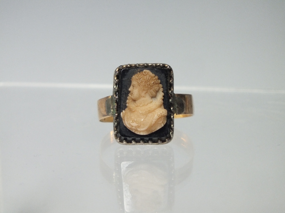 AN ANTIQUE GOLD PORTRAIT / CAMEO STYLE RING STAMPED '18' TO BAND, the black onyx type panel with - Image 2 of 4