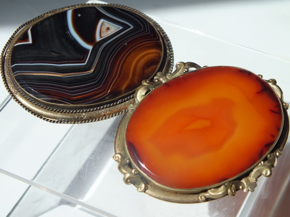 A COLLECTION OF ANTIQUE / VINTAGE BROOCHES, to include a Victorian tortoiseshell and gold inlaid - Image 4 of 4