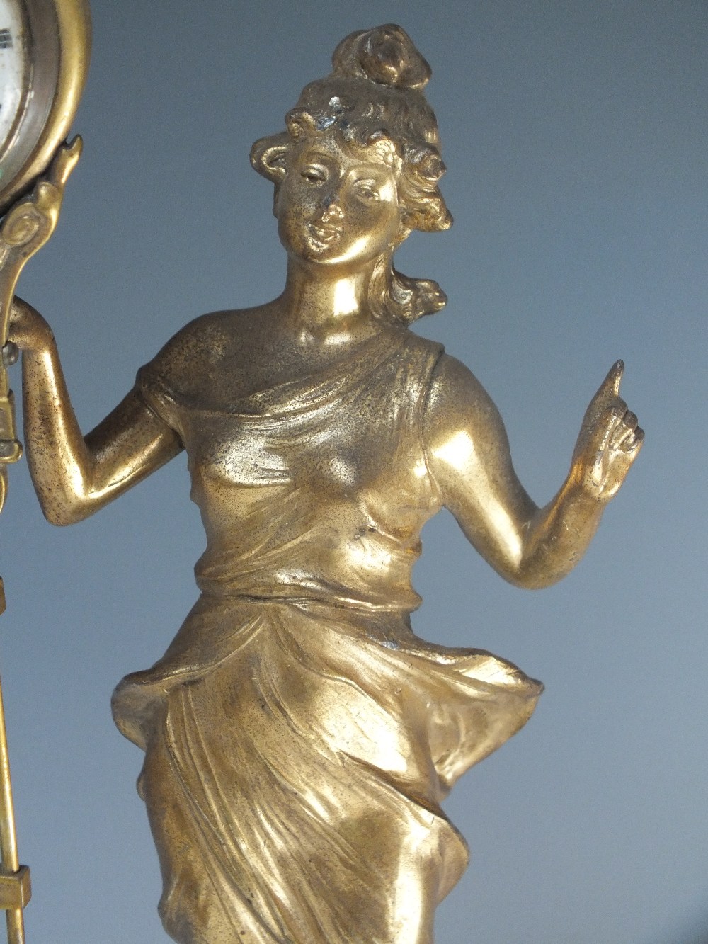 AN ART NOUVEAU FEMALE FIGURAL MYSTERY CLOCK, the gilded spelter figure with arm outstretched - Image 4 of 4