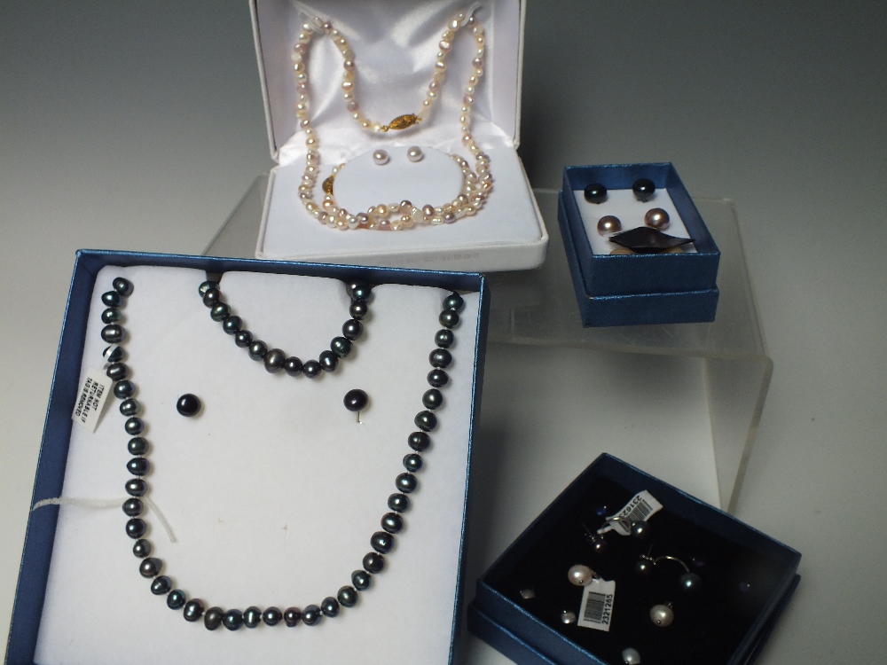 AN HONORA FRESHWATER PEARL THREE PIECE JEWELLERY SET, together with an Honora freshwater pearl - Image 2 of 3