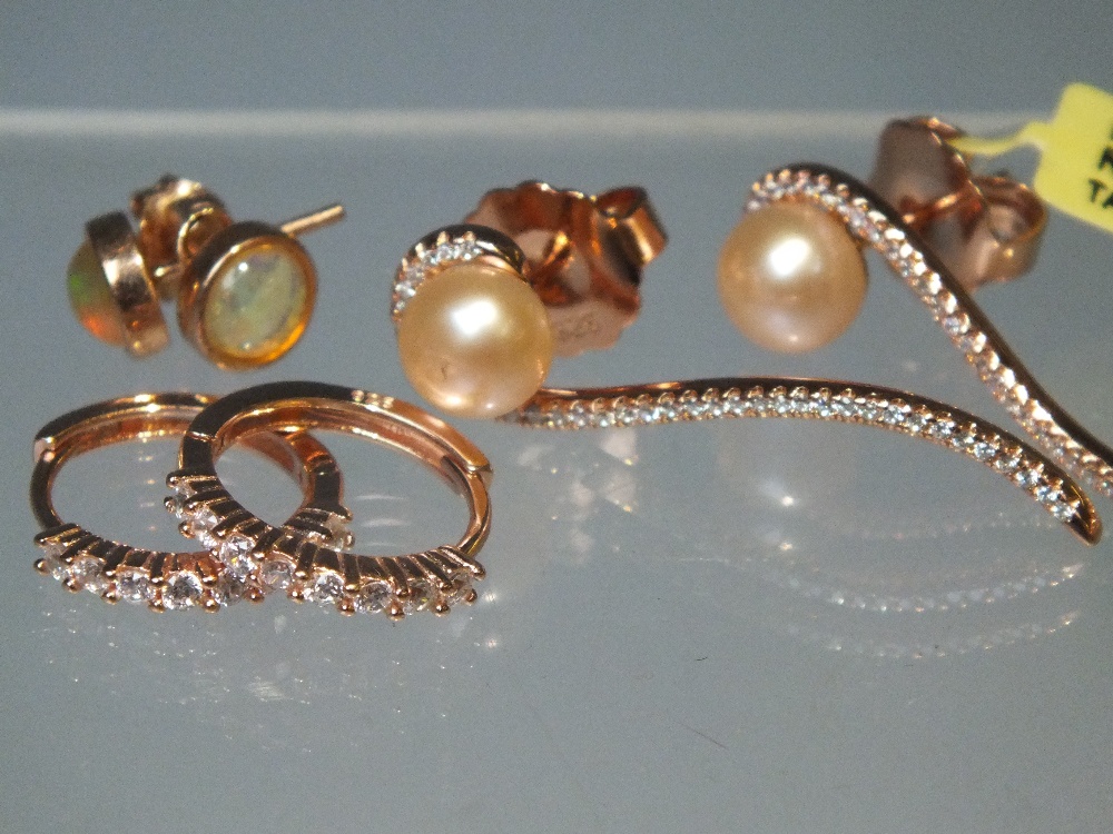 A COLLECTION OF MOSTLY ROSE GOLD TONE SILVER JEWELLERY ITEMS ETC, to include a selection of QVC - Image 4 of 5