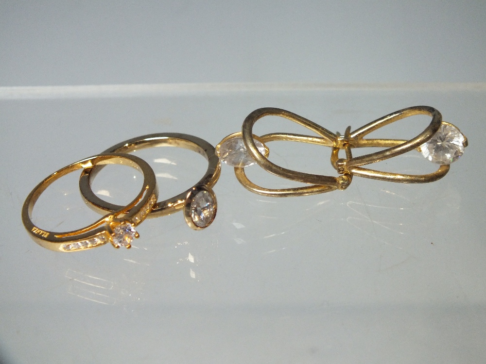 A COLLECTION OF MOSTLY GOLD TONE SILVER JEWELLERY ITEMS, to include a selection of QVC Diamonique - Image 5 of 6