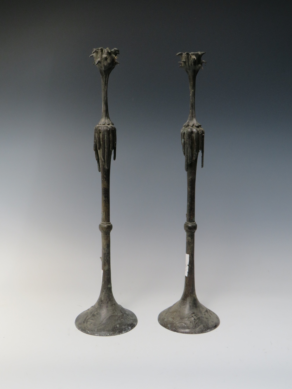 A PAIR OF ORIENTAL BRONZE TAPER CANDLESTICKS, unmarked, H 41 cm - Image 2 of 6