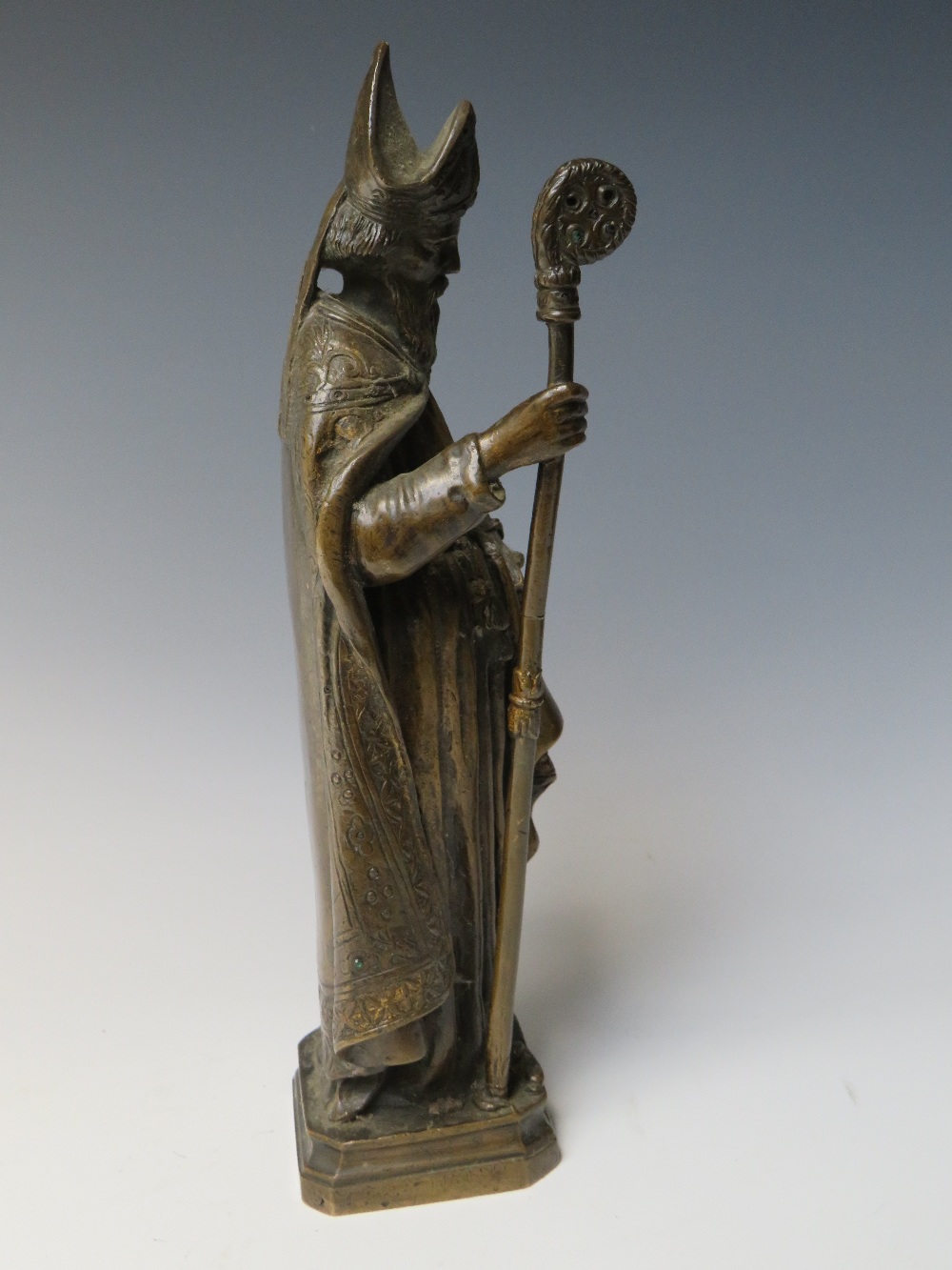 A GOOD QUALITY BRONZE FIGURINE OF ST PATRICK HOLDING CROZIER, H 30 cm - Image 6 of 7