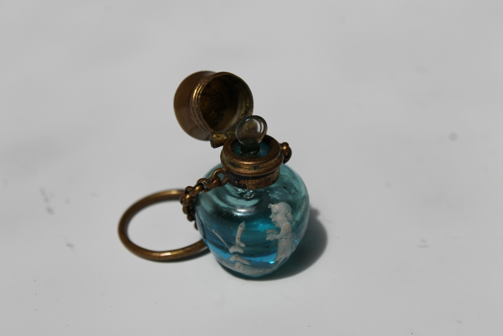 A VINTAGE MARY GREGORY MINIATURE GLASS SCENT BOTTLE, with brass hinged top and glass stopper, H 3. - Image 4 of 4