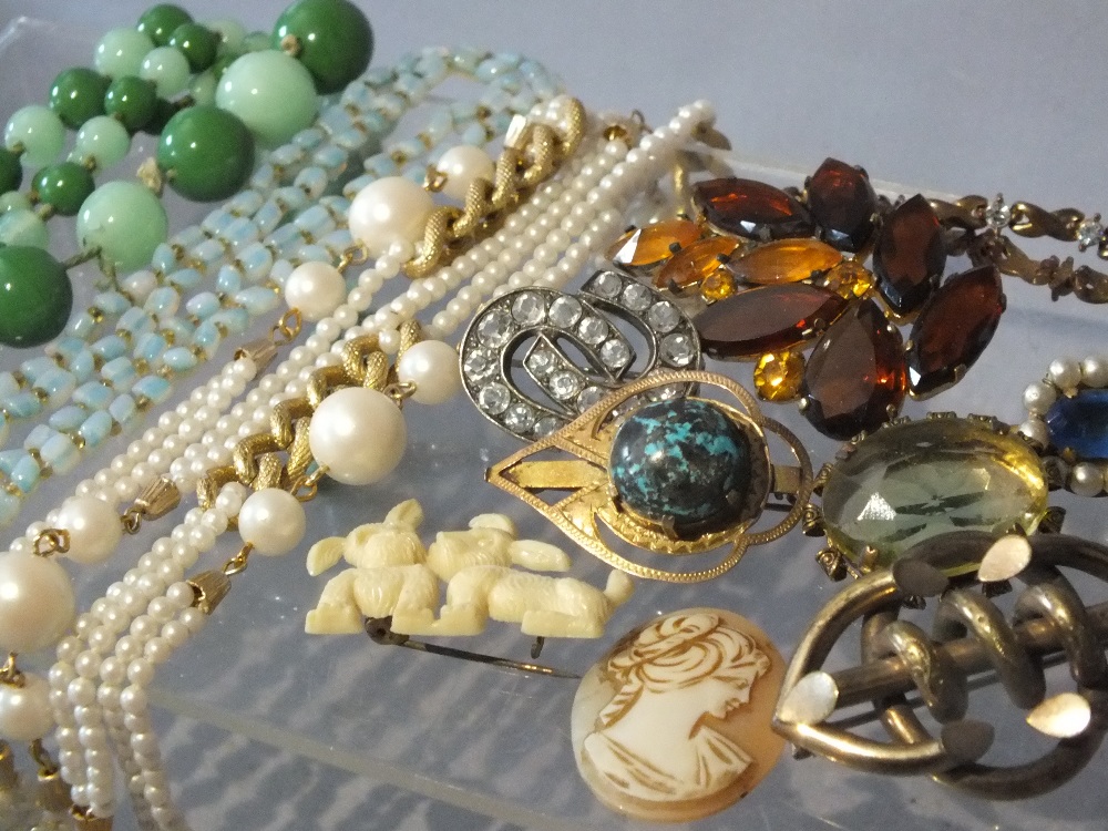 A COLLECTION OF VINTAGE COSTUME JEWELLERY, comprising brooches, earrings, bracelets and bead - Image 2 of 6