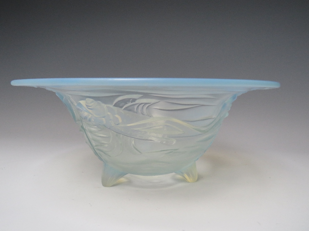 A JOBLING ART DECO OPALINE PRESSED GLASS 'FISH PATTERN' BOWL, rim Dia. 27.5 cm, H 11 cm - Image 4 of 7