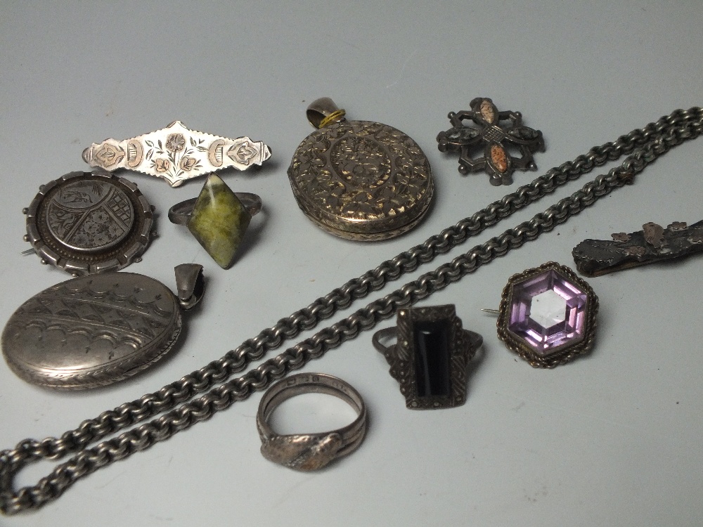 A COLLECTION OF VINTAGE SILVER AND WHITE METAL JEWELLERY ITEMS, to include a selection of rings,