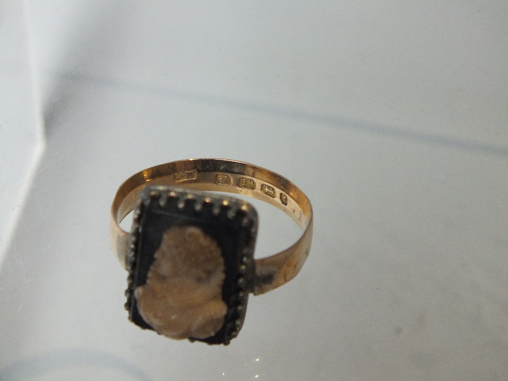AN ANTIQUE GOLD PORTRAIT / CAMEO STYLE RING STAMPED '18' TO BAND, the black onyx type panel with - Image 4 of 4