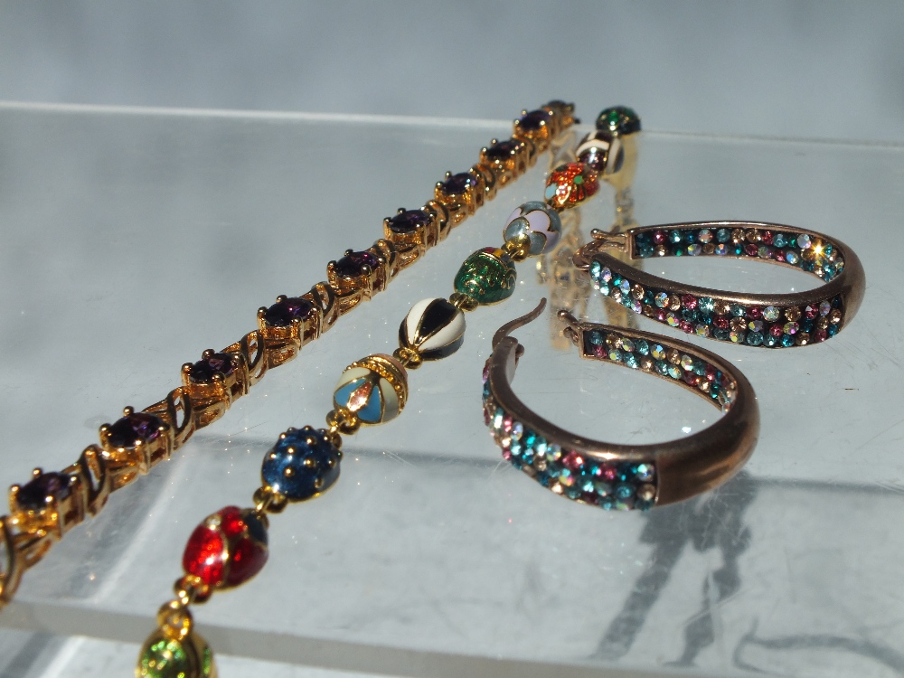 A COLLECTION OF MODERN AND DESIGNER COSTUME JEWELLERY, to include examples by Alex and Ani, Joan - Image 6 of 7