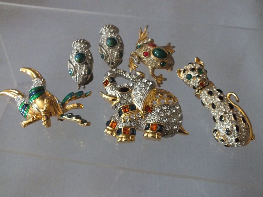 A COLLECTION OF LATE 20TH CENTURY GOLD TONE, DIAMANTE AND ENAMEL JEWELLERY ITEMS, comprising - Image 2 of 6