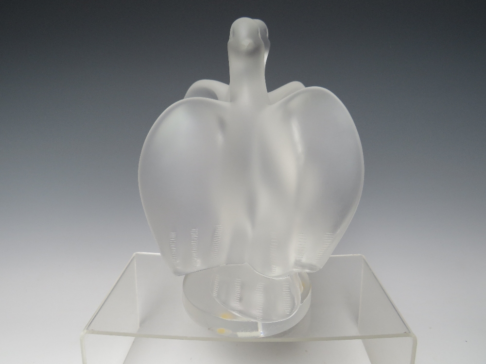 RENÉ LALIQUE (1860-1945). CRYSTAL FROSTED GLASS ARIANE DOVES FIGURINE, model 11638, engraved marks - Image 2 of 4